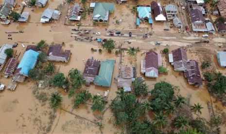 Foto udara banjir di Desa Labungga dan Desa Laronanga, Konawe Utara, Sulawesi Tenggara, Selasa (18/6/2019).