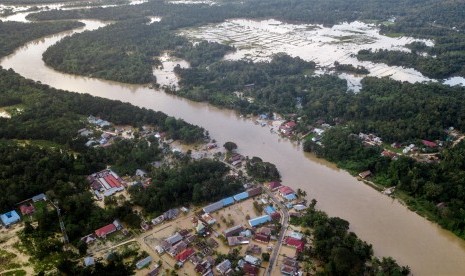 Foto udara banjir yang merendam rumah warga dan lahan tambak di Kecamatan Bondoala, Konawe, Sulawesi Tenggara, Kamis (13/6).