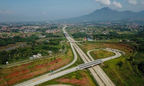 Foto udara batas ruas Jalan Tol Cileunyi-Sumedang-Dawuan (Cisumdawu) Seksi I dan Seksi II di Pamulihan, Kabupaten Sumedang, Jawa Barat. Gubernur Jabar Ridwan Kamil sebut Tol Cisumdawu sudah bisa hingga Pintu Tol Cimalaka.