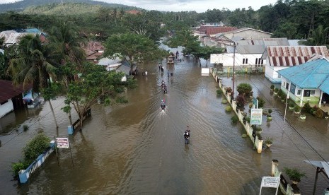 Foto udara beberapa rumah yang teredam banjir di Kecamatan Wonggeduku, Konawe, Sulawesi Tenggara, Sabtu (15/6/2019).