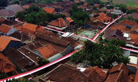 Foto udara bendera Merah Putih dipasang di Kedungwuni, Kabupaten Pekalongan, Jawa Tengah, Minggu (13/8).