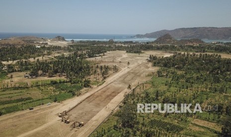 Foto udara bentuk lintasan lurus sirkuit saat pengerjaan galian tanah badan jalan Mandalika MotoGP Street Circuit di The Mandalika, Pujut, Praya, Lombok Tengah, NTB, Kamis (10/10/2019).