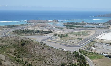 Foto udara bentuk lintasan Pertamina Mandalika International Street Circuit di KEK Mandalika, Praya, Lombok Tengah, NTB, Sabtu (9/10/2021). Sirkuit Mandalika sepanjang 4,31 km yang dibangun oleh ITDC tersebut resmi bernama Pertamina Mandalika International Street Circuit yang pada tahun ini akan diujicobakan dengan beberapa kejuaraan balap internasional seperti Idemitsu Asia Talent Cup yang akan menjadi ajang pembuka di Sirkuit Mandalika pada 12-14 November 2021 disusul dengan World Superbike yang berlangsung seminggu setelahnya yaitu 19-21 November 2021 serta tes pramusim MotoGP pada tanggal 11-13 Februari 2022 dan MotoGP Indonesia pada Maret 2022.