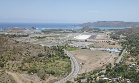 Foto udara bentuk lintasan Pertamina Mandalika International Street Circuit di KEK Mandalika, Praya, Lombok Tengah, NTB, Sabtu (9/10/2021). Sirkuit Mandalika sepanjang 4,31 km yang dibangun oleh ITDC tersebut resmi bernama Pertamina Mandalika International Street Circuit yang pada tahun ini akan diujicobakan dengan beberapa kejuaraan balap internasional seperti Idemitsu Asia Talent Cup yang akan menjadi ajang pembuka di Sirkuit Mandalika pada 12-14 November 2021 disusul dengan World Superbike yang berlangsung seminggu setelahnya yaitu 19-21 November 2021 serta tes pramusim MotoGP pada tanggal 11-13 Februari 2022 dan MotoGP Indonesia pada Maret 2022.