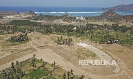 Foto udara bentuk salah satu tikungan sirkuit saat pengerjaan galian tanah badan jalan Mandalika MotoGP Street Circuit di The Mandalika, Pujut, Praya, Lombok Tengah, NTB, Kamis (10/10/2019). 