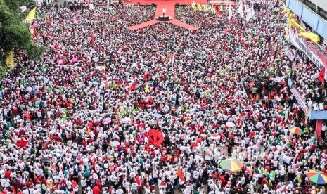 Foto udara Calon Presiden nomor urut 01 Joko Widodo menyampaikan orasi politik saat kampanye terbuka di GOR Satria, Purwokerto, Banyumas, Jawa Tengah, Kamis (4/4/2019). 