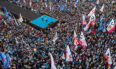 Foto udara calon presiden nomor urut 2, Prabowo Subianto berorasi saat kampanye akbar bertajuk kirab kebangsaan di Semarang, Jawa Tengah.