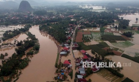 Foto udara dampak banjir di Nagari Taram, Kecamatan Harau, Kab.Limapuluhkota, Sumatera Barat, Selasa (10/12/2019).