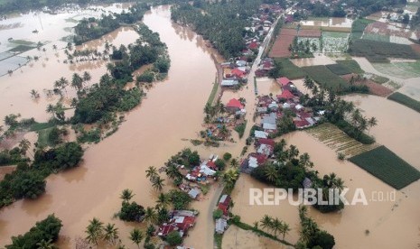 Banjir dan tanah longsor terjadi di Kabupaten Lima Puluh Kota sejak awal pekan ini. Foto udara dampak banjir di Nagari Taram, Kecamatan Harau, Kab.Limapuluhkota, Sumatera Barat, Selasa (10/12/2019).