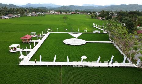 Foto udara Desa Wisata Sejahtera di Bulango Selatan, Kabupaten Bone Bolango, Gorontalo, Sabtu (15/1/2022). Objek wisata baru tersebut menyajikan suasana dan pemandangan persawahan yang dilengkapi dengan kolam pancing, gazebo, serta kuliner lokal bagi wisatawan. 