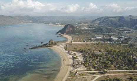 Foto udara destinasi wisata pantai Seger di Kawasan Ekonomi Khusus Mandalika di Kuta, Kecamatan Pujut, Praya, Lombok Tengah, NTB, Rabu (12/8/2020). Pemerintah melalui Kementerian Pariwisata dan Ekonomi Kreatif meminta para pelaku usaha pariwisata dan pemerintah daerah agar turut berkomitmen dan bekerja sama dalam program Dana Hibah Pariwisata sebesar Rp 3,3 triliun.