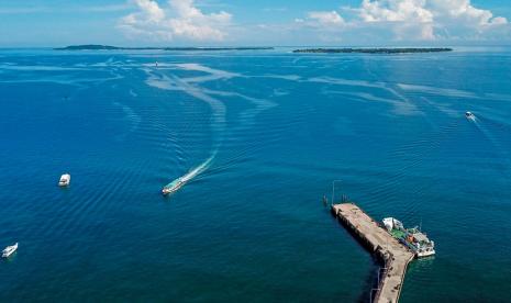 Pengoleksi Keris Ramaikan Kawasan Wisata Gili Trawangan. Foto udara destinasi wisata Tiga Gili terlihat dari pelabuhan Bangsal, Kecamatan Pemenang, Tanjung, Lombok Utara, NTB, Selasa (17/3/2020). 