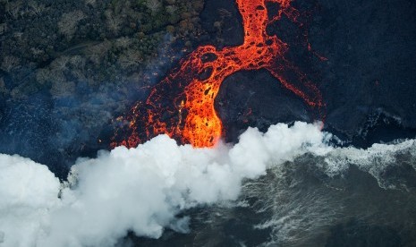 Foto udara diambil saat Gunung Kilauea di Hawaii meletus di bulan Mei 2018.