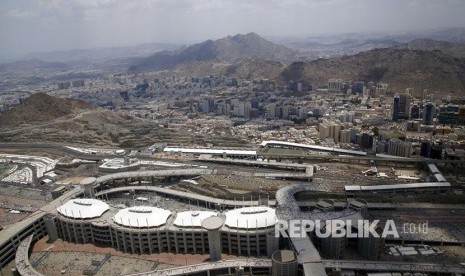 Membangun Makkah dan Madinah di Hati Kita. Foto: Foto udara Gedung Jamarat tempat tiga pilar jumrah berada dengan latar Kota Makkah dari kejauhan, Senin (12/8).