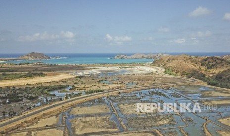 Foto udara gerbang timur Kawasan Ekonomi Khusus (KEK) Mandalika di Kecamatan Pujut, Praya, Lombok Tengah, NTB, Ahad (21/7/2019).