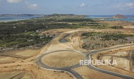 Foto udara gerbang timur Kawasan Ekonomi Khusus (KEK) Mandalika di Kecamatan Pujut, Praya, Lombok Tengah, NTB, Ahad (21/7/2019). 