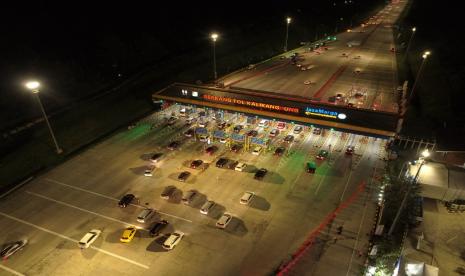 Foto udara Gerbang Tol Kalikangkung, Semarang, Jawa Tengah terpantau ramai lancar Sabtu (30/4/2022).