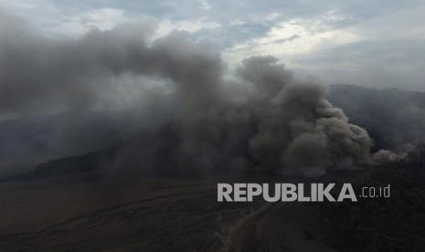 (foto udara) Guguran awan panas Gunung Semeru terlihat dari Desa Sumber Wuluh, Lumajang, Jawa Timur, Ahad (5/12/2021). Pusat Vulkanologi dan Mitigasi Bencana Geologi (PVMBG) mencatat bahwa pada hari ini sedikitnya terjadi dua kali guguran awan panas sehingga warga yang berada di sekitar Gunung Semeru khususnya di daerah yang terdampak diharapkan tetap waspada.