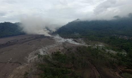 Foto udara guguran awan panas Gunung Semeru terlihat dari Desa Sumberwuluh, Lumajang, Jawa Timur.