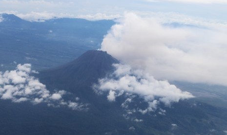 Foto udara Gunung Sinabung mengeluarkan asap solfatara, di Karo, Sumatra Utara, Senin (11/12). Gunung Sinabung berstatus Awas (level IV) dengan kondisi sebagian lereng dipenuhi material vulkanis akibat erupsi dan awan panas. 