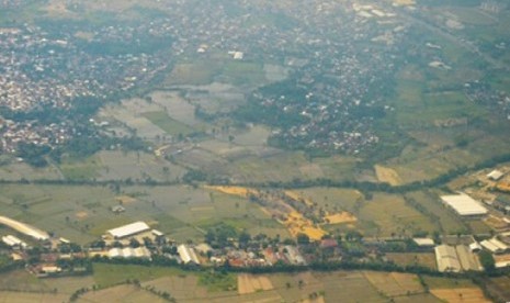 Foto udara hamparan lahan pertanian padi di kawasan persawahan Kabupaten Lombok Barat, NTB, Senin (25/5).