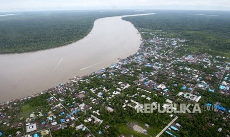 Foto udara hamparan rumah di atas rawa dan sungai di kota Agats Kabupaten Asmat, Papua, Senin (29/1).