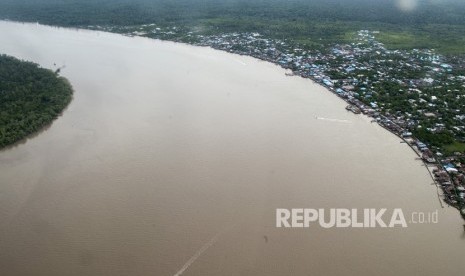 Foto udara hamparan rumah di atas rawa dan sungai di kota Agats Kabupaten Asmat, Papua, Senin (29/1).