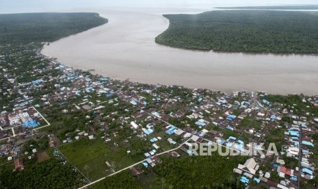 Foto udara hamparan rumah di atas rawa dan sungai di kota Agats Kabupaten Asmat, Papua, Senin (29/1). 