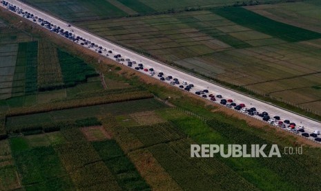 Foto udara hasil pantauan dari helikopter Basarnas menunjukkan kendaraan pemudik melintasi jalan tol fungsional Pejagan-Pemalang, di Pemalang, Jawa Tengah, Ahad (10/6). 