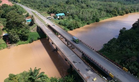 Foto udara Jalan Lintas Sumatera (Jalinsum) Jambi-Sumbar di Bungo, Jambi, Sabtu (18/5/2019).