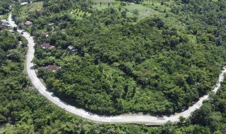 Foto udara Jalan Pantai Selatan (Pansela) di Kecamatan Ciandum, Kabupaten Cianjur, Jawa Barat, Rabu (27/4/2022). (Ilustrasi)