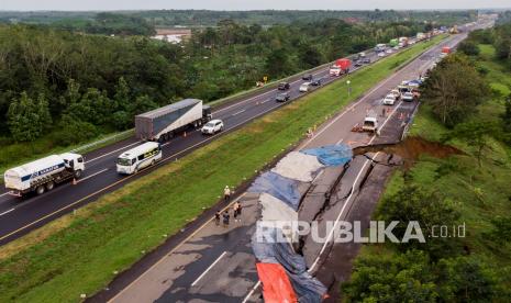 Foto udara jalan tol ambles di ruas tol Cikopo-Palimanan (Cipali) KM 122, Kabupaten Indramayu, Jawa Barat, Rabu (9/2/2021). Jalan tol Cipali KM 122 ambles pada hari Selasa (9/2) pukul 03.00 dini hari dan mengakibatkan penutupan satu jalur arah Cirebon-Jakarta.