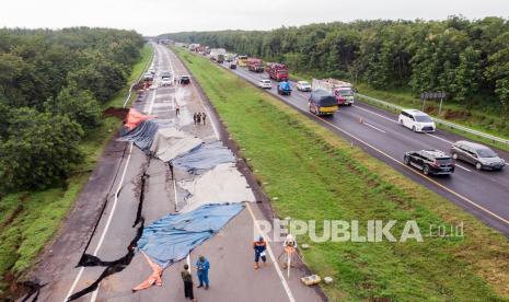 Foto udara jalan tol ambles di ruas tol Cikopo-Palimanan (Cipali) KM 122, Kabupaten Indramayu, Jawa Barat, Rabu (9/2/2021). Jalan tol Cipali KM 122 ambles pada hari Selasa (9/2) pukul 03.00 dini hari dan mengakibatkan penutupan satu jalur arah Cirebon-Jakarta.