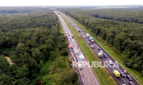 Foto udara jalan tol ambles di ruas tol Cikopo-Palimanan (Cipali) KM 122, Kabupaten Indramayu, Jawa Barat.