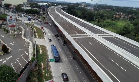 Foto udara jalan tol layang Bogor Outer Ring Road (BORR) Sholeh Iskandar, Kota Bogor, Jawa Barat, Senin (24/12/2018).