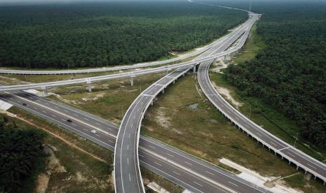 Foto udara Jalan Tol Trans Sumatera ruas Pekanbaru Dumai, Provinsi Riau, Selasa (16/3/2021). 