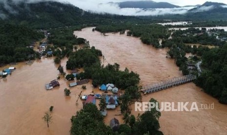 Foto udara jalan trans sulawesi terendam banjir bandang di Kecamatan Asera, Konawe Utara, Sulawesi Tenggara, Ahad (9/6/2019). 