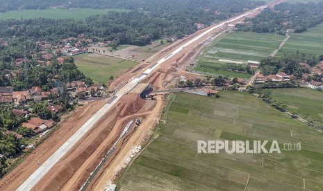 Foto udara jalur fungsional Tol Trans Jawa kawasan Pemalang-Batang, Jawa Tengah, Kamis (7/6).