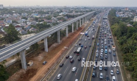 Foto udara jalur kereta api ringan (LRT) Jabodebek rute Cawang-Cibubur di sisi Tol Jagorawi yang mengalami rekayasa lalu lintas contraflow akibat macet di Cibubur, Jakarta, Senin (7/10/2019). 