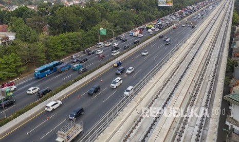 Foto udara jalur kereta api ringan (LRT) Jabodebek rute Cawang-Cibubur di sisi Tol Jagorawi yang mengalami rekayasa lalu lintas contraflow akibat macet di Cibubur, Jakarta, Senin (7/10/2019). 