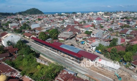 Foto udara jalur kereta api yang baru dibangun di Stasiun Pulau Aia, Padang, Sumatera Barat, Rabu (22/1). PT Kereta Api Indonesia (Persero) Divisi Regional II Sumatera Barat melakukan penyesuaian operasional perjalanan Kereta Api (KA) karena menurunnya okupansi volume angkutan penumpang.