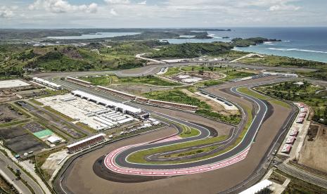 Foto udara jalur lintasan Pertamina Mandalika International Street Circuit yang selesai diaspal ulang di KEK Mandalika, Kecamatan Pujut, Praya, Lombok Tengah, NTB, Rabu (26/10/2022). Menjelang gelaran World Superbike (WSBK) Mandalika 2022 pada 11-13 November mendatang, ITDC dan MGPA membenahi jalur lintasan atau 