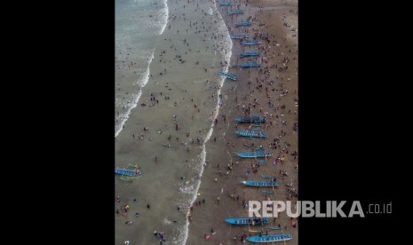 Jumlah Kunjungan Wisatawan ke Jabar Capai 66 Juta Orang. Ilustrasi: Foto udara jasa angkutan perahu wisata bersandar di Pesisir Pantai Pangandaran, Jawa Barat, Rabu (1/1)