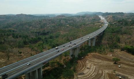 Foto udara jembatan Lemah Ireng I yang merupakan jembatan terpanjang di ruas Tol Semarang- Solo. PT Trans Marga Jateng (TMJ) selaku pengelola rutin melakukan pemeliharaan jembatan sepanjang 879 meter ini serta 24 jembatan lainnya yang ada di sepanjang ruas tol Semarang- Solo.