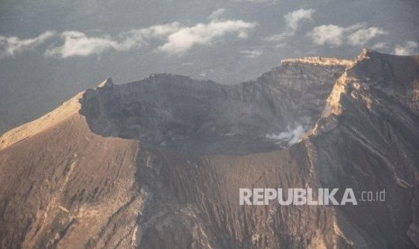 Foto udara kawah Gunung Agung di Karangasem, Bali, 28 Maret 2018.