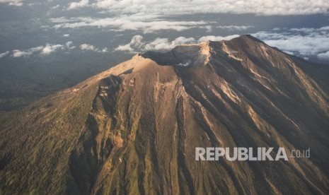 Foto udara kawah Gunung Agung di Karangasem, Bali, Rabu (28/3). 