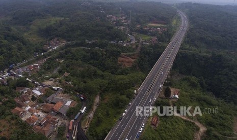 Foto udara kawasan Cisomang Kabupaten Bandung Barat, Kamis (29/12)  Kendaraan golongan dua yang terdiri truk dan bus harus melintasi jalan arteri di dekat Jembatan Cisomang jalan Tol Pubaleunyi KM 100 yang mengalami pergeseran di Kabupaten Purwakarta.