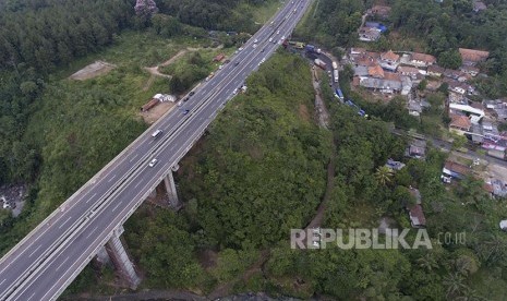 Foto udara kawasan Cisomang Kabupaten Bandung Barat, Kamis (29/12)  Kendaraan golongan dua yang terdiri truk dan bus harus melintasi jalan arteri di dekat Jembatan Cisomang jalan Tol Pubaleunyi KM 100 yang mengalami pergeseran di Kabupaten Purwakarta.