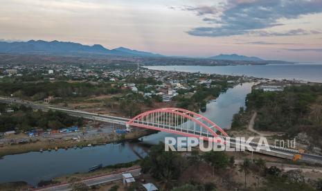 Foto udara kawasan Jembatan Samota (Teluk Saleh, Pulau Moyo, Gunung Tambora) di Sumbawa Besar, Kabupaten Sumbawa, NTB, Jumat (3/9). Bank Indonesia (BI) mencatat aliran modal asing yang masuk ke pasar keuangan domestik pada pekan kedua atau periode 6-9 September 2021 mencapai Rp1,66 triliun.