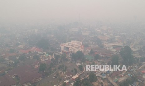 Foto udara kawasan Kota Jambi yang diselimuti kabut asap dari karhutla di Jambi, Sabtu (21/9/2019). 